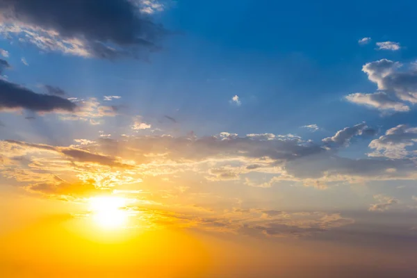 Schöner Funkelnder Natürlicher Hintergrund Dramatischer Sonnenuntergang Über Einem Bewölkten Himmel — Stockfoto
