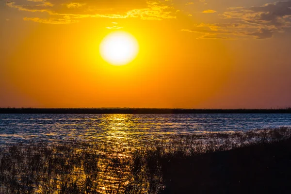 Pôr Sol Dramático Vermelho Acima Lago Calmo — Fotografia de Stock