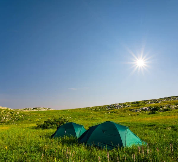 Turistiska Camp Bland Grön Bergsplatå — Stockfoto