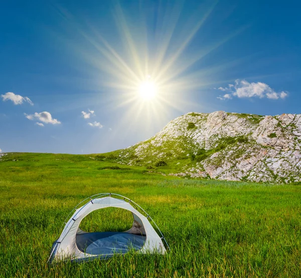 Yeşil Tepeler Turistik Arasında Turistik Stand Eğilimindedir Bir Işıltı Güneş — Stok fotoğraf