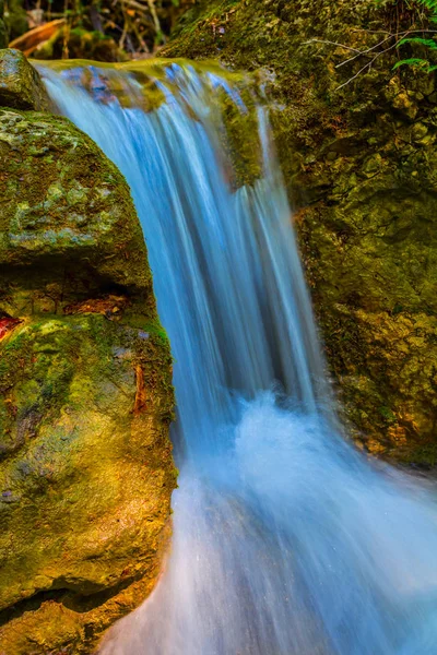 Крупный План Небольшой Водопад Бросающийся Камням Каньоне — стоковое фото