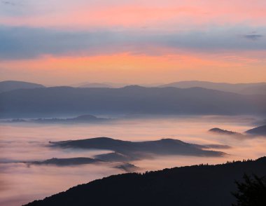Sessiz dağ Vadisi şafakta mavi sis içinde
