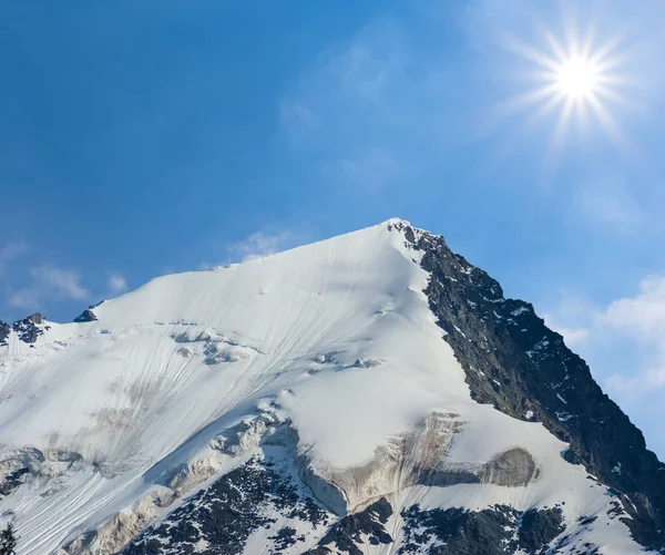Góra Góry Śniegu Pod Słońca Blask — Zdjęcie stockowe