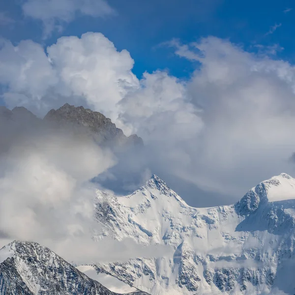 密な雲の中で雪の山脈 — ストック写真