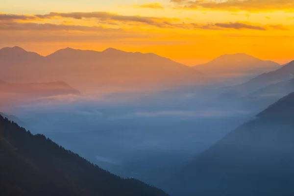 Hermoso Valle Montaña Una Niebla Azul Madrugada Fondo Natural —  Fotos de Stock