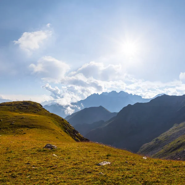 明るく晴れた日に山渓谷の風景 — ストック写真