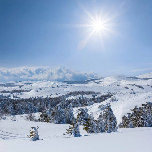 Πανέμορφο Τοπίο Χειμώνα Χιονισμένα Λόφο Χώρο Στην Ηλιόλουστη Ημέρα — Φωτογραφία Αρχείου