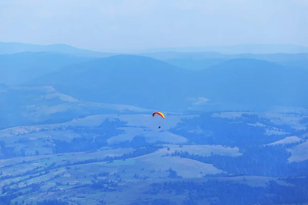 Parapente Voando Sobre Vale Azul Montanha Cena Esporte Verão — Fotografia de Stock