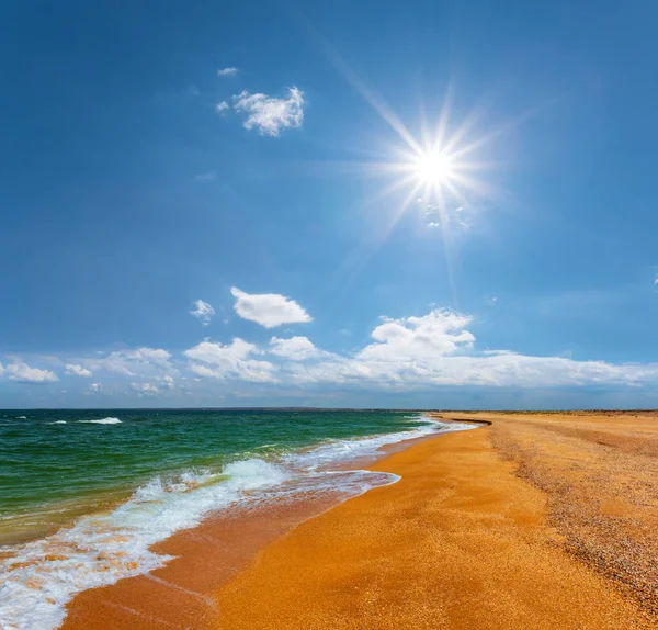 Sommaren Sandiga Stranden Gnistrande Sol Varma Sommaren Havet Scen — Stockfoto