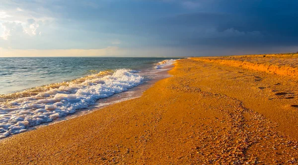 Lato Piaszczystej Plaży Przy Zachmurzonym Niebie Dramatyczne — Zdjęcie stockowe