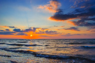 Yaz Yalı dramatik batımında