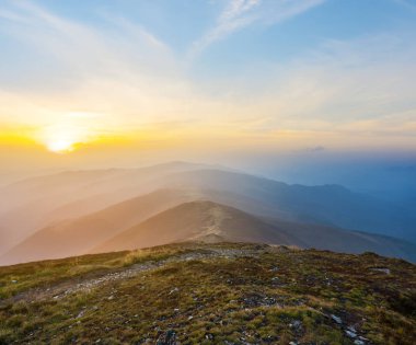 gün batımında mavi sis içinde güzel dağ sırtı