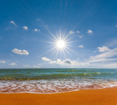 Yaz parlak güneşli bir günde deniz kumsalda