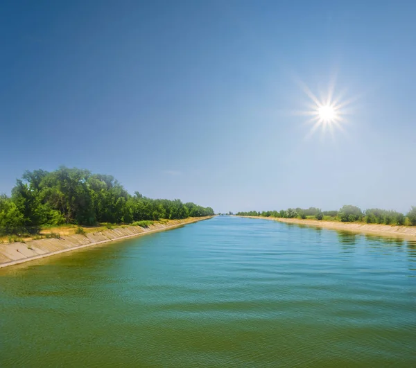 Irrigatie Kanaal Scène Bij Warme Zomerdag — Stockfoto