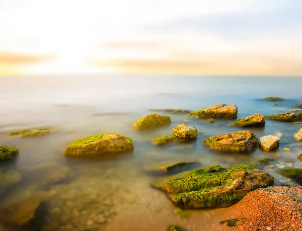 Rustige Zee Baai Met Stenen Vroege Ochtend — Stockfoto