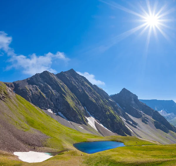 山の風景 山の尾根に近い小さな湖 — ストック写真
