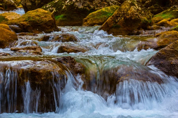 Primo Piano Fiume Che Scorre Veloce Attraverso Canyon — Foto Stock