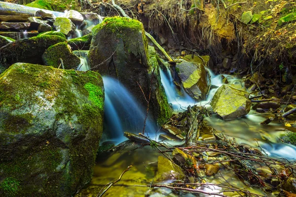 Piccolo Torrente Che Scorre Veloce Sopra Una Pietra Nel Canyon — Foto Stock