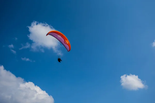 Closeup Paraglider Zbura Într Cer Albastru — Fotografie, imagine de stoc