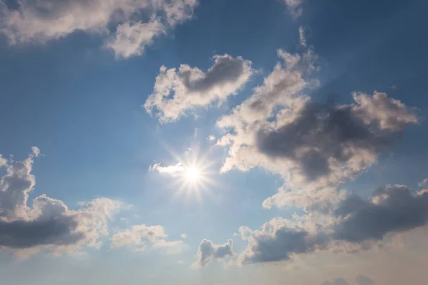 Sole Scintillante Sullo Sfondo Cielo Nuvoloso — Foto Stock