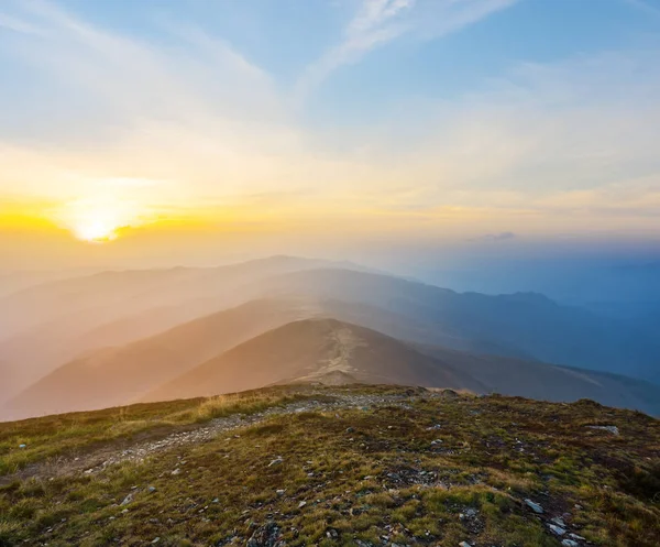 Schöner Bergrücken Blauen Nebel Bei Sonnenuntergang — Stockfoto