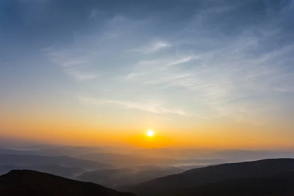 Vacker Bergsdal Dimma Sunrise Tidig Morgon Bergslandskap — Stockfoto
