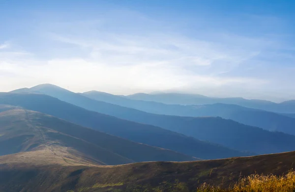 青い霧の美しい山間の谷 — ストック写真
