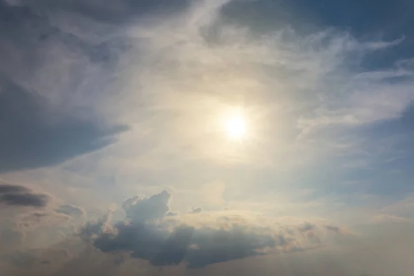 Sole Scintillante Caldo Tra Una Densa Nuvola — Foto Stock