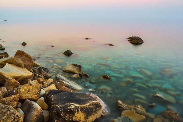 長い露出撮影 明け方に水の石湾の静かな海 — ストック写真
