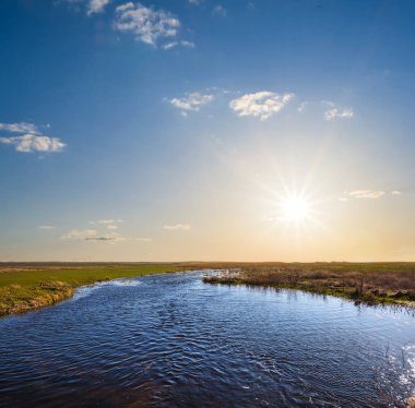 gün batımını gölde küçük kır