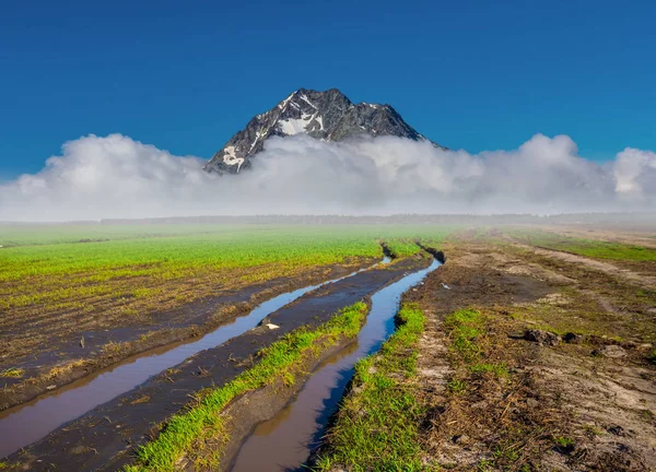 Natural Landscape Road Green Fields Alone Mountain Dense Clouds — Stock Photo, Image