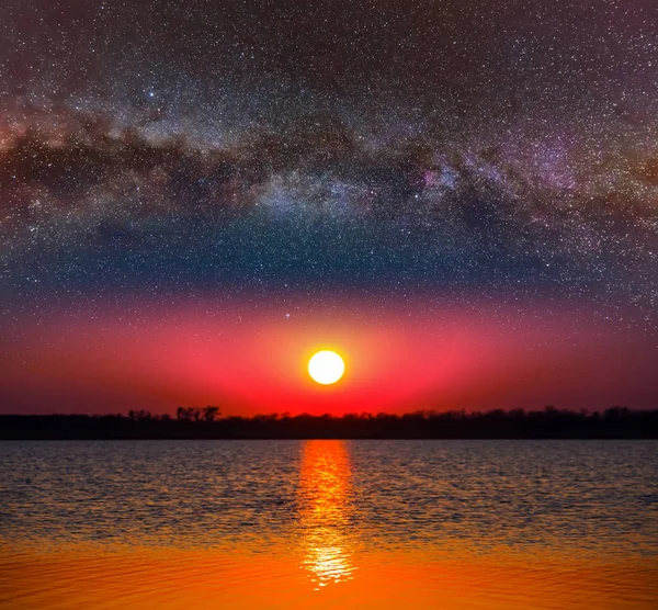 Dramatik Alacakaranlık Sahne Akşam Göle Yukarıda Yıldızlı Gökyüzü — Stok fotoğraf