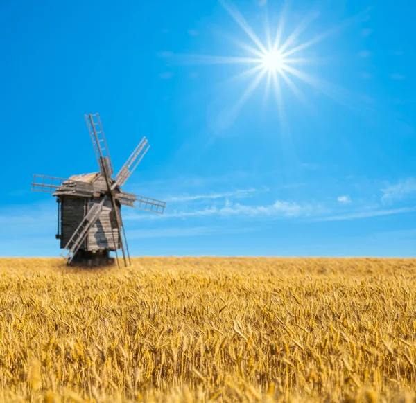 Alte Authentische Windmühle Inmitten Eines Ländlichen Weizenfeldes Unter Glitzernder Sonne — Stockfoto