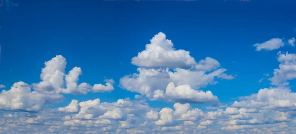 Beau Ciel Bleu Été Avec Cumulus Nuages Fond Naturel — Photo
