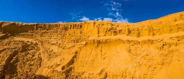 Přírodní Panorama Vysoká Písečná Stěna Pozadí Modré Oblohy — Stock fotografie