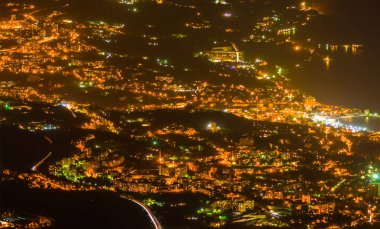 Fenerler ile gece kasabası, yukarıdan görünüm