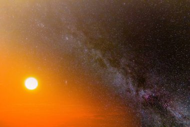 Kırmızı günbatımı ve yukarıda bir yıldızlı gökyüzü, soyut doğal arka plan