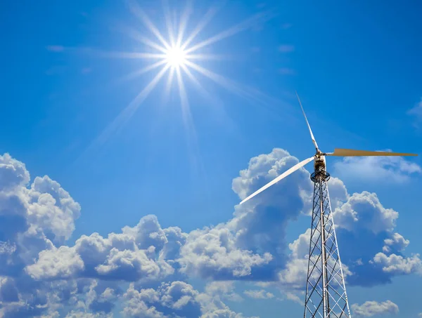 Turbina Eólica Elétrica Fundo Azul Céu Nublado — Fotografia de Stock