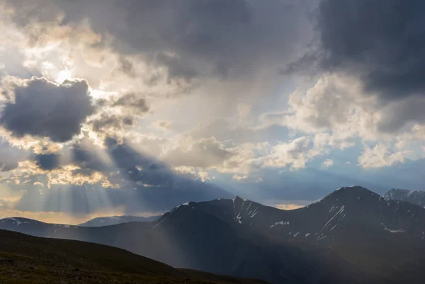 Bergketen Silhouet Onder Een Dichte Bewolkte Hemel — Stockfoto