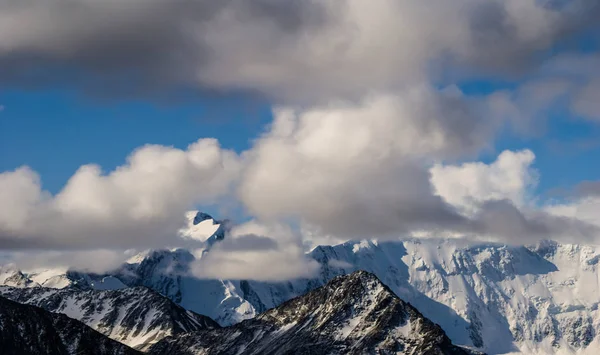 Dağ Sırtı Bir Karda — Stok fotoğraf