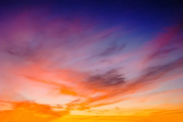 ドラマチックな夜の空 夕暮れの自然の背景 — ストック写真