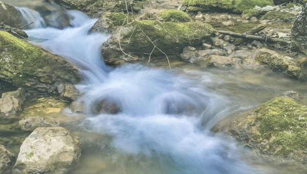 Kleiner Bach Rauscht Die Bergschlucht — Stockfoto