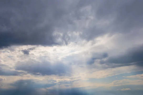 Ηλιακές Ακτίνες Σπρώχνουν Μέσα Από Πυκνά Σύννεφα — Φωτογραφία Αρχείου