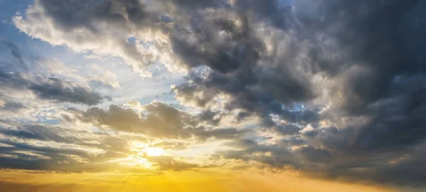 Ηλιοβασίλεμα Ανάμεσα Ένα Δραματικό Πυκνό Σύννεφα Φυσικό Φόντο — Φωτογραφία Αρχείου