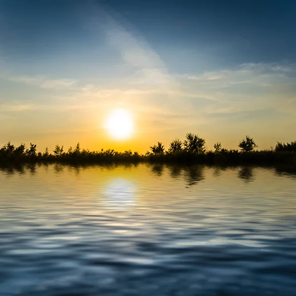 Dramatischer Sonnenuntergang Über Dem See — Stockfoto