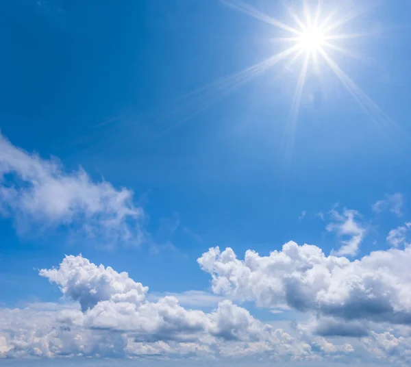 青い曇った空に輝く太陽 自然の背景 — ストック写真