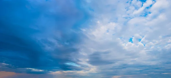 Dramatisk Molnig Himmel Naturlig Bakgrund — Stockfoto