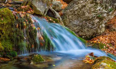 Aşağı düşen şelale