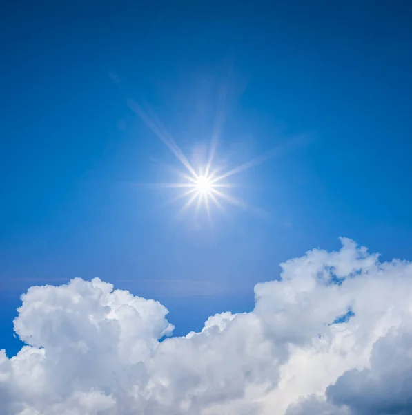Sol Brillante Sobre Fondo Nublado Cielo Verano — Foto de Stock