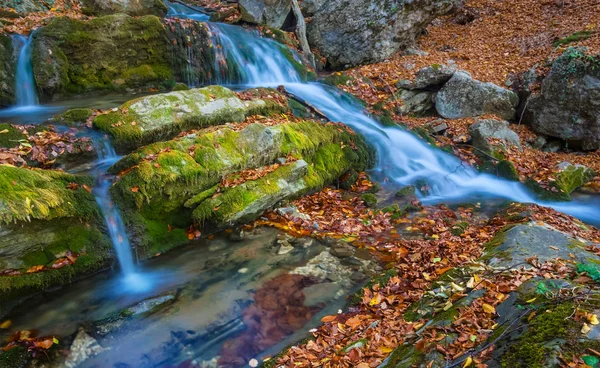 Piccolo Ruscello Montagna Che Corre Sopra Pietre — Foto Stock